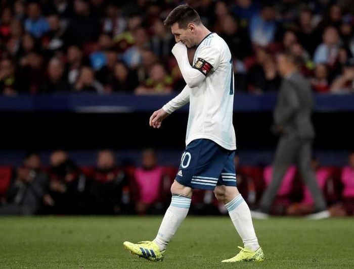  Sau trận đấu, Messi có dấu hiệu chấn thương ở vùng háng. Anh được phép trở lại Barcelona để điều trị dứt điểm. 