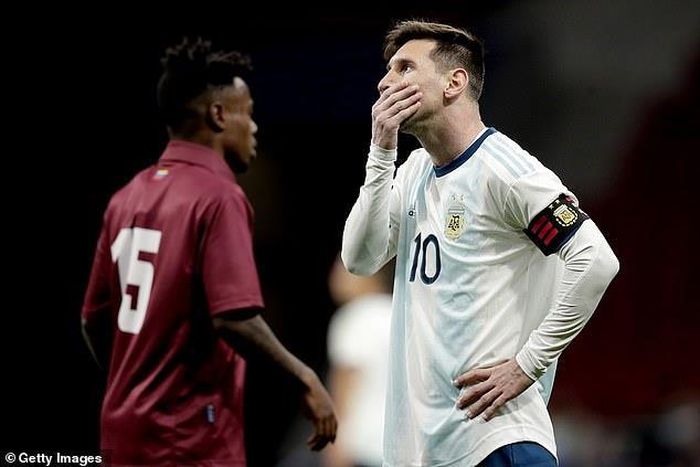  Trước đó, Lionel Messi sau nhiều tháng vắng mặt đã quyết định trở lại tuyển quốc gia Argentina. Trong ngày đội trưởng sinh năm 1987 trở lại, Albicelestes có trận đấu thất vọng và phải nhận thất bại 1-3 trước Venezuela ở trận giao hữu rạng sáng 23/3 (giờ Hà Nội). 