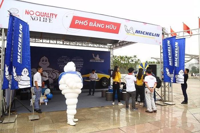 Khu vực trưng bày săm lốp xe