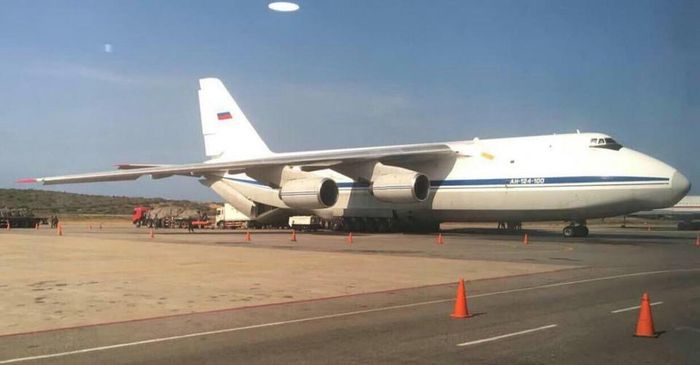 Trang Vz.ru của Nga cung cấp thêm thông tin rằng tốp máy bay vận tải này đã đến Venezuela theo lộ trình từ Nga bay qua Syria. Hành động này nhằm gửi thông điệp rõ ràng của Moskva với Washington.