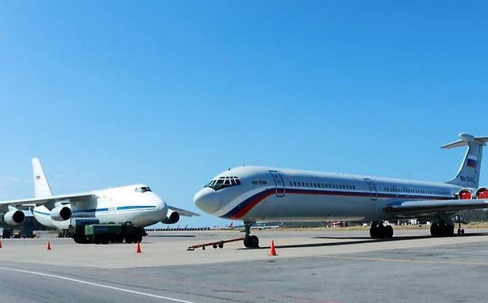 Trong khi đó ông Maduro được hỗ trợ mạnh mẽ từ Nga - quốc gia đang sẵn sàng thách thức sự can thiệp của Mỹ, cũng như Trung Quốc - nước vốn lo ngại về số phận hàng tỷ USD mà Bắc Kinh đã cho vay.