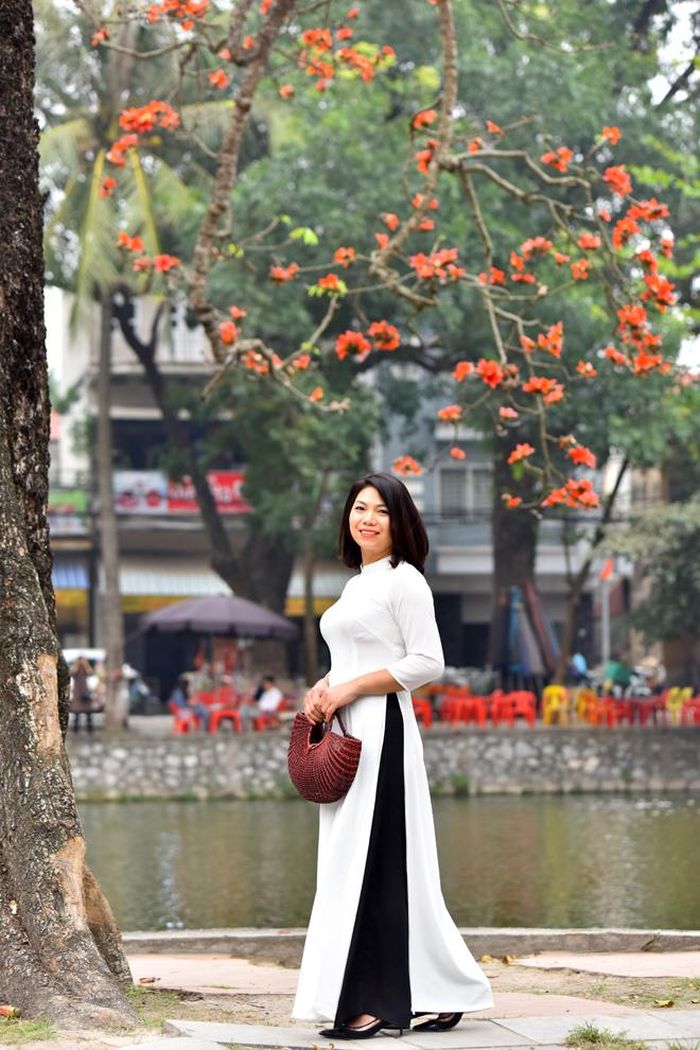 Những bông hoa gạo mỏng manh có một vẻ đẹp lôi cuốn kỳ lạ, những người yêu mến loài hoa này cũng tranh thủ cơ hội để ghi lại từng bức hình cùng mùa hoa gạo.
