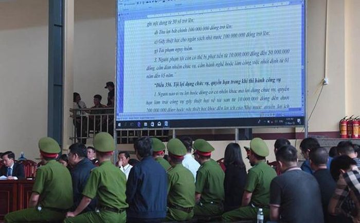 Hình ảnh cáo trạng được trình chiếu tại phiên xét xử