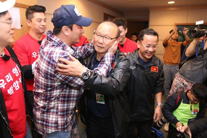 Ahn Jung-hwan đợi trong phòng họp báo rất lâu để gặp HLV Park Hang Seo.