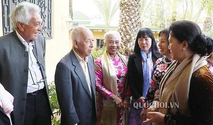 Chủ tịch Quốc hội trò chuyện với bà con cộng đồng người Việt tại Morocco