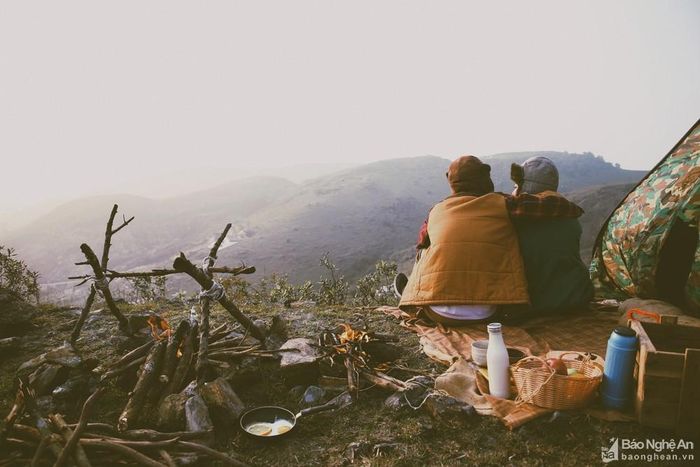 Núi Lam Thành thuộc địa bàn huyện Hưng Nguyên, cách TP. Vinh khoảng 15km. Để đến được với điểm cắm trại nằm trên núi, bạn có thể di chuyển bằng xe máy hoặc ô tô men theo đường đê sông Lam. Ảnh: Thương Vang
