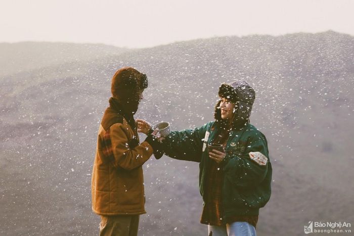 Ngoài cắm trại, bạn còn có thể leo dọc "sống lưng khủng long" trên núi hay khám phá hồ nước "Tuyệt Tình Cốc". Ảnh: Thương Vang