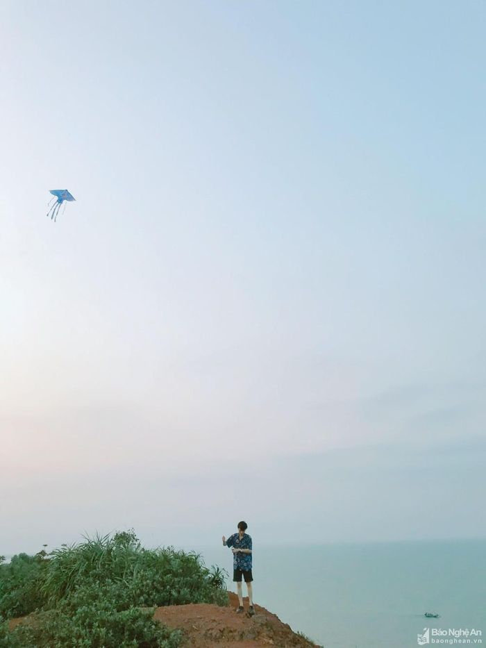 Vào mùa sim, cả ngọn đồi phủ kín sắc tím hoa sim. Tuy nhiên nếu đi trái mùa, bạn vẫn có thể tận hưởng hết vẻ đẹp của địa điểm này. Ảnh: Khiết