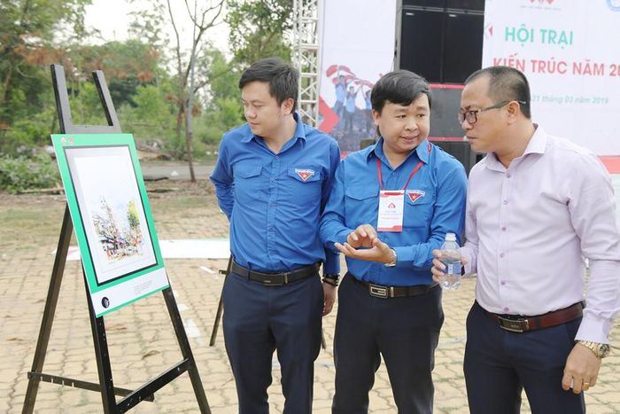 Anh Ngô Tuấn Anh (giữa), Bí thư Đoàn trường Đại học Kiến trúc trình bày ý tưởng nâng tầm triển lãm.