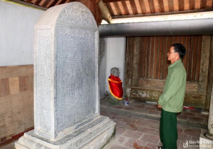 Bên cạnh nhà kiệu là nhà bia. Chính giữa nhà bia có dựng một tấm bia lớn làm bằng đá cẩm thạch, khắc chữ Hán và trang trí hoa văn bốn mặt. Trán bia có hình mai rùa và trang trí rồng, nguyệt. Các đường viền quanh mặt bia đều chạm khắc mây, hoa. Bia được tạc vào triều Lê Chính Hòa thứ 15 (1695) với nội dung nói về thân thế, công tích của ngài Trần Đăng Dinh và nghi lễ thờ cúng.