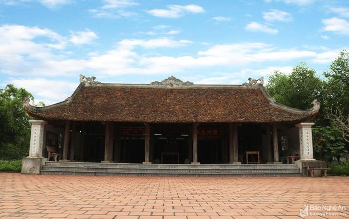 Nhà bái đường 5 gian có diện tích là 116m2 được xây dựng vào thời Nguyễn. Nền nhà được lát gạch vuông màu đỏ, sườn làm bằng gỗ lim, lợp ngói mũi hài. Nhà có 36 cột, trong đó có 8 cột cái, 12 cột con, 8 cột trụ lớn, 8 cột trụ nhỏ, làm theo kiểu tứ trụ, thượng xông, hạ kẻ.