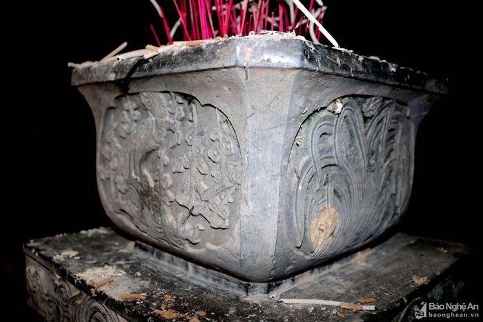 Tại phủ Trần Đăng Dinh còn lưu giữ nhiều hiện vật cổ có giá trị về lịch sử, văn hóa như kiệu, long ngai, đại tự, câu đối, tượng đá, cột hương đá, khám thờ…làm bằng các chất liệu khác nhau. Trong ảnh: Phần trên của một cột hương đá cổ.