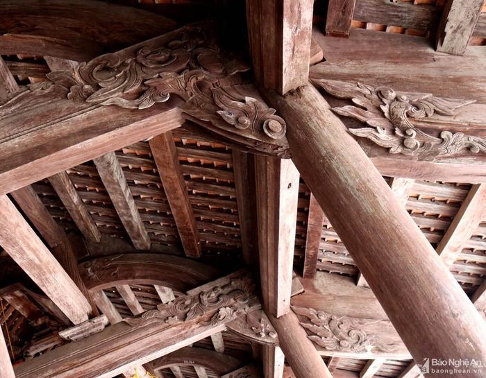 Tuy mật độ điêu khắc ở đây không dày, nhưng khá ấn tượng với những hình ảnh thanh thoát, mềm mại. Trong ảnh: Những mảng chạm khắc hình vân mây, hoa lá trên các đường kẻ, đuôi hạ nhà bái đường.