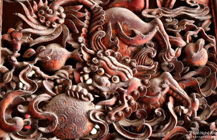Một mảng điêu khắc "ly kỳ", uyển chuyển trên hương án cổ.