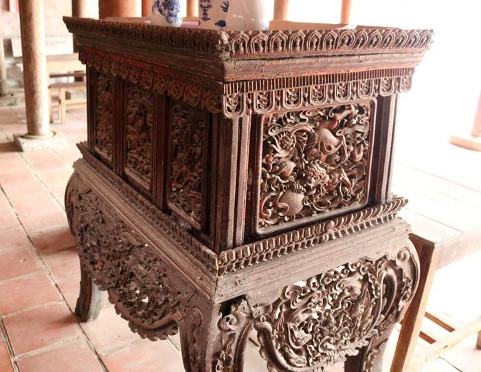 Giữa rất nhiều hiện vật cổ, chiếc hương án đặt giữa bái đường là một hiện vật độc đáo có tuổi đời hàng trăm năm.