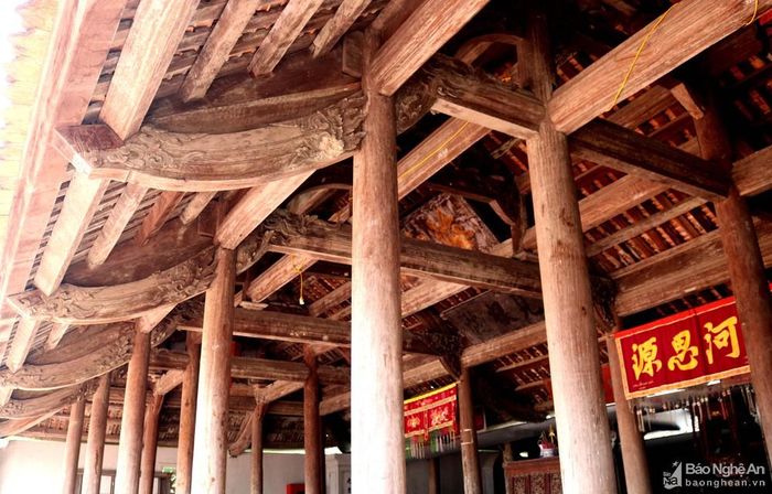 Khung gỗ nhà bái đường được điêu khắc chạm trổ đẹp với nhiều đề tài truyền thống.