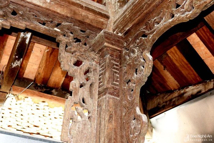 Trên khung gỗ của nhà kiệu cũng được chạm lộng tứ bề.