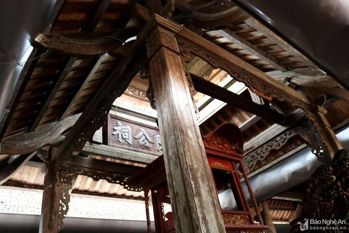 Nhà kiệu là một công trình độc đáo kiểu chồng diêm làm từ 4 chiếc cột vuông. Nhà này nằm giữa bái đường và hậu cung và chỉ để thờ kiệu.
