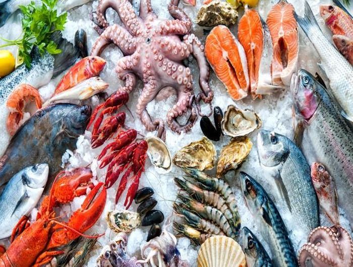  Thủy hải sản. Phải mua hàng tươi sống, quan sát kĩ bề mặt ở ngoài để không mua nhầm cá nóc, bạch tuộc đốm xanh, ốc lạ, cua ghẹ lạ... phòng tránh bị ngộ độc. Đối với hải sản phổ biến như cá nên chọn cá còn tươi, ít nhớt, có mùi tanh đặc trưng, mang khép kín có màu đỏ tươi hoặc đỏ sẫm 