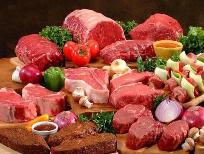  Thịt. Phải lựa thịt không có mùi hôi, mùi lạ, bề mặt khô ráo không rỉ nước, có độ đàn hồi (khi nhấn ngón tay xuống rồi nhấc lên thì vết lõm nhanh chóng biến mất) 