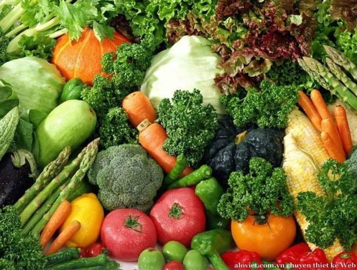  Cách lựa chọn rau củ, quả. Một trong những vấn đề được quan tâm hiện nay là mức độ nhiễm hóa chất bảo vệ thực vật khá cao. Bạn nên tránh chọn những những rau xanh tốt bất thường, cọng rất non, to mập, để từ sáng tới chiều nhưng không héo, rũ 