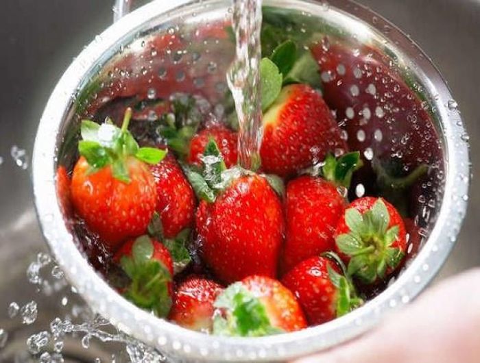  Không rửa ngay lập tức. Trong đa số các trường hợp việc rửa sẽ kích thích sự hư hỏng và gia tăng quá trình nấm mốc. Do vậy, bạn nên bảo quản rồi cất vào tủ lạnh, rửa ngay trước khi ăn, điều này sẽ không làm mất đi lớp bảo vệ bên ngoài của thực phẩm 