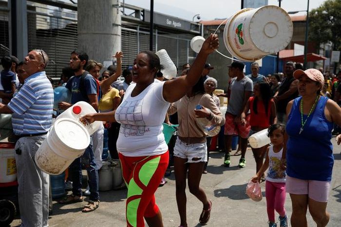 Người dân Venezuela xếp hàng lấy nước ở thủ đô Caracas hôm 1-4 Ảnh: REUTERS