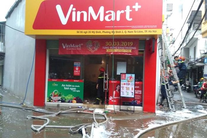 Đến 18h cùng ngày đám cháy cơ bản được dập tắt.