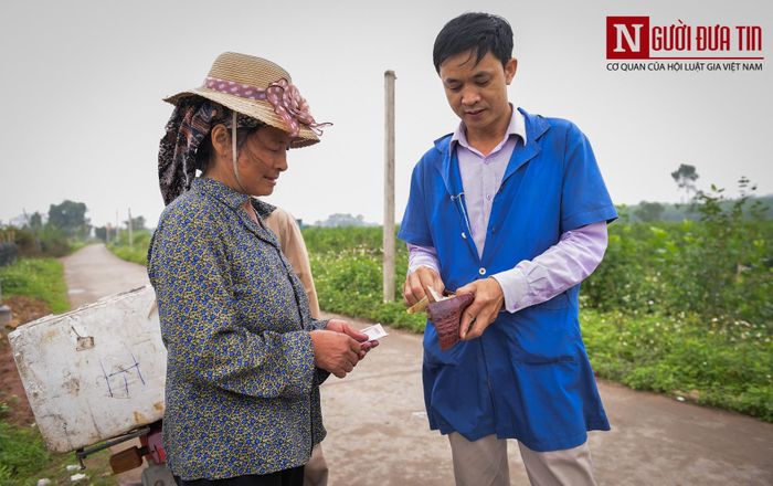 Anh Biển người Hải Dương dường như năm nào cũng mua ở đây, năm nay anh mua 2 yến về nhà. Anh nói:"Dâu rẻ hợp kinh tế, mùa hè đến rồi anh mua về ngâm, nóng nóng lôi ra uống”.