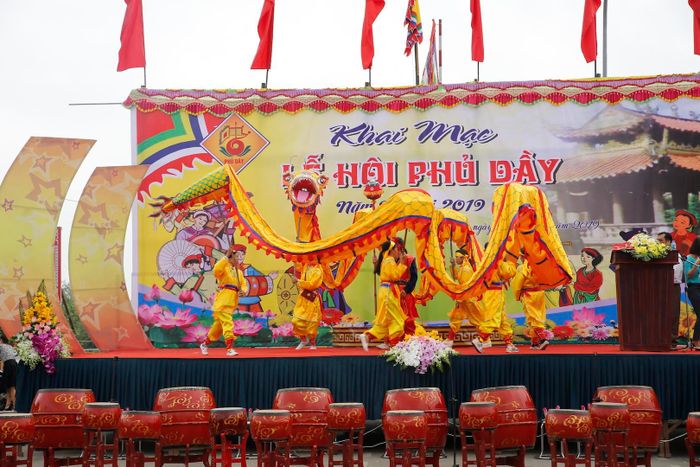 Biểu diễn múa rồng tại Lễ hội Phủ Dầy - Ảnh: Hoàng Long
