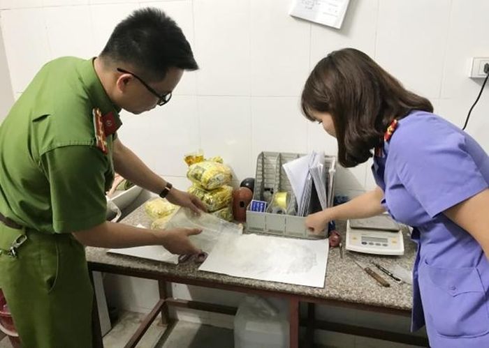  Công an, KSV kiểm tra tang vật vụ án