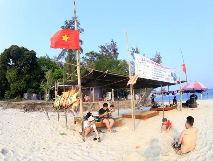  Đảo Cô Tô con khá hoang sơ với bãi biển sạch phủ đầy cát trắng 