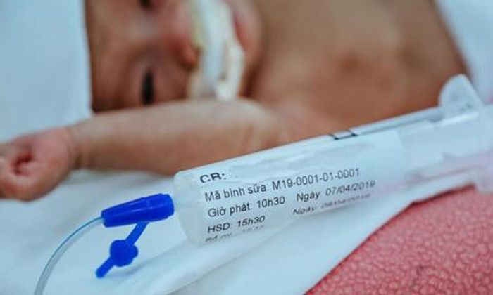 Đối tượng ưu tiên được thụ hưởng sữa mẹ hiến tặng thông qua Ngân hàng sữa mẹ là các trẻ sơ sinh sanh non có cân nặng dưới 1.500g, đây là những trẻ có nhiều nguy cơ mắc các bệnh nguy hiểm nếu thiếu sữa mẹ như viêm ruột hoại tử, và các bệnh nhiễm trùng khác.