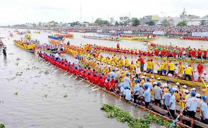 Những chiếc ghe Ngo tạo nên bức tranh sinh động, nhiều màu trên sông nước