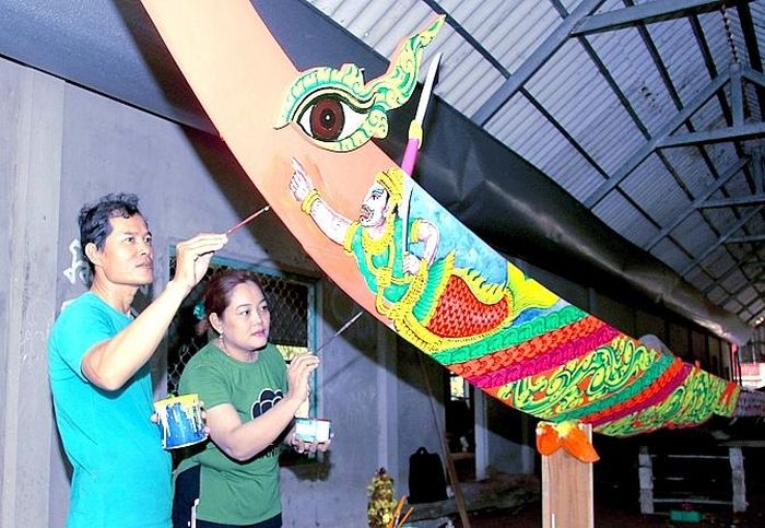  Mỗi chiếc ghe Ngo đều được trang trí hoa văn sặc sỡ, cầu kỳ 
