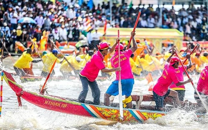 Các đội ghe Ngo với hàng trăm vận động viên hào hứng tranh tài
