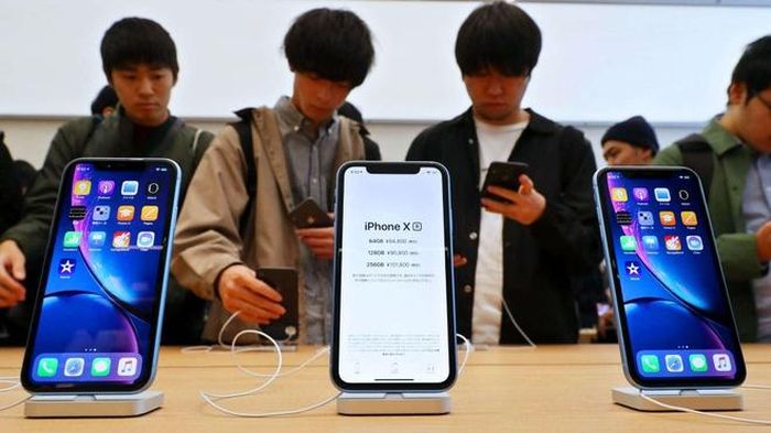 Dù đã giảm nhưng mức giá của iPhone XR vẫn cao hơn nhiều mẫu máy Android cao cấp từ những thương hiệu nội địa. Ảnh: WSJ.