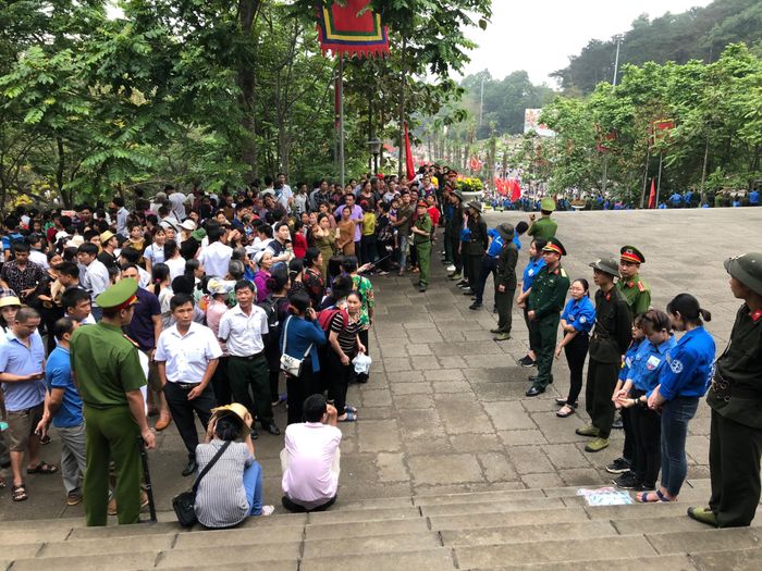 Những "hàng rào mềm" giúp phân luồng tránh ùn tắc, vừa hướng dẫn du khách các điểm tham quan thuận lợi.