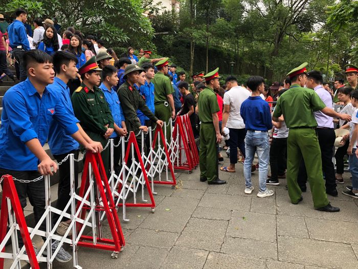 Tuổi trẻ đất tổ tham gia các hoạt động phục vụ lễ hội với tinh thần trách nhiệm, xung kích, tình nguyện.