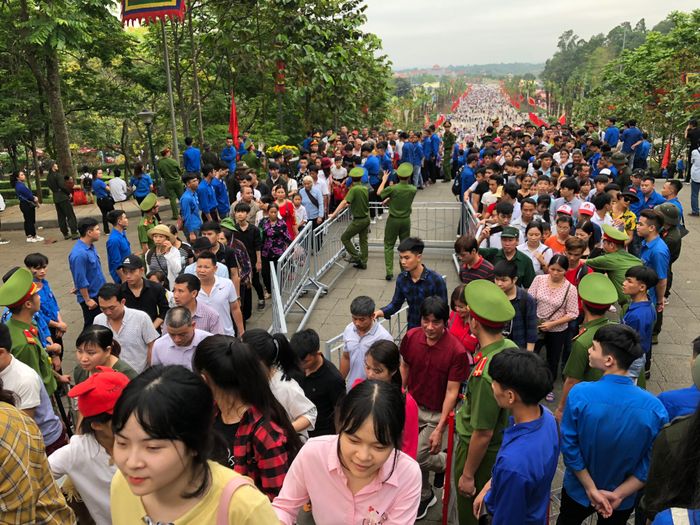 Từ ngày mồng 1 - 10/3 âm lịch, hàng triệu du khách thập phương đã về đền Hùng để dâng hương tiên tổ. Để phân luồng và đảm bảo an ninh trật tự, ngoài công an, quân đội, Tỉnh Đoàn Phú Thọ đã xây dựng kế hoạch, phân công lực lượng thanh niên tình nguyện tham gia công tác đảm bảo an toàn giao thông, an ninh trật tự tại lê hội.