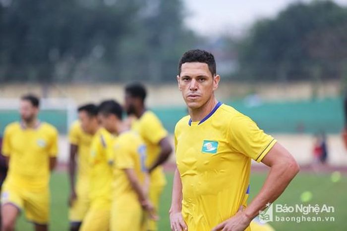 Alves dos Santos chưa hòa nhập được hay khả năng chỉ có thế? Ảnh: Trung Kiên