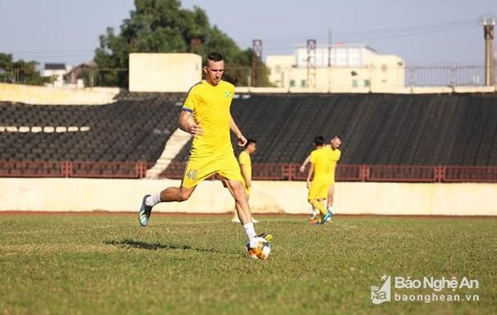 Sự có mặt của Memovic giúp hàng phòng ngự của SLNA chắc chắn hơn rất nhiều. Ảnh: Trung Kiên