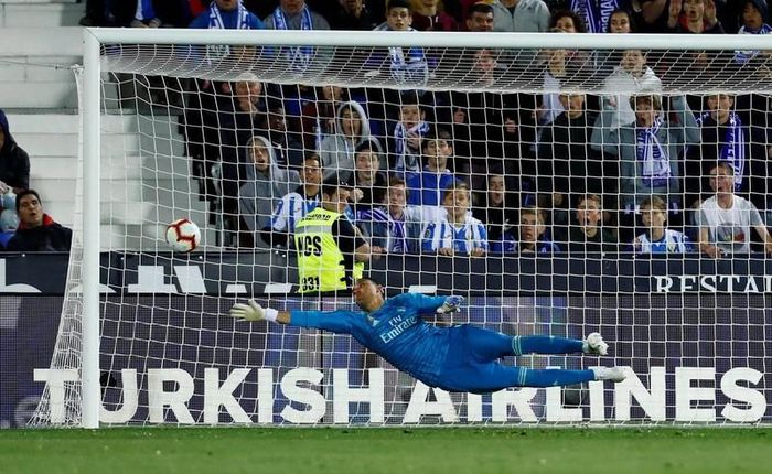Real gặp sốc khi lưới của thủ môn Keylor Navas rung lên ở phút cuối hiệp một.