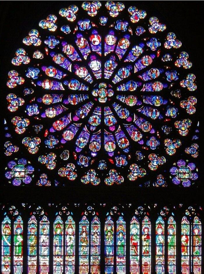 Cửa sổ hoa hồng bên trong nhà thờ Đức Bà Paris. Ảnh: Pinterest