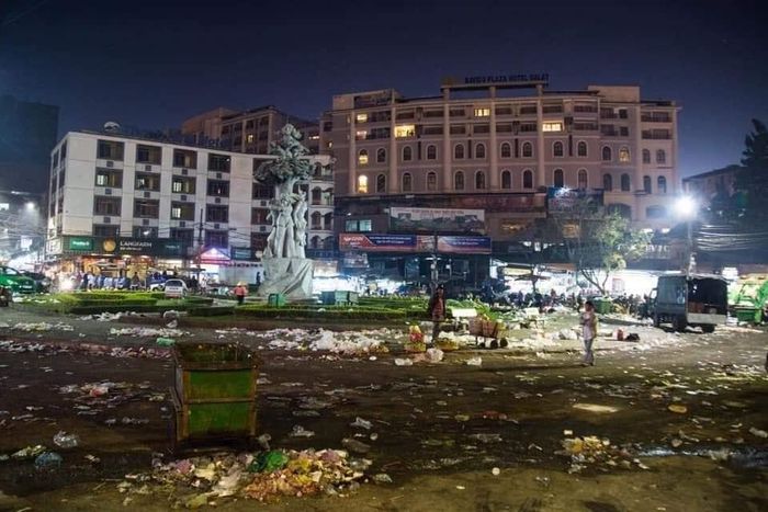  Tuy nhiên sau đó, hình ảnh "thành phố ngàn hoa" đã biến mất, thay vào đó là một lượng rác thải khổng lồ đổ xuống quảng trường trung tâm. (Ảnh: MXH) 