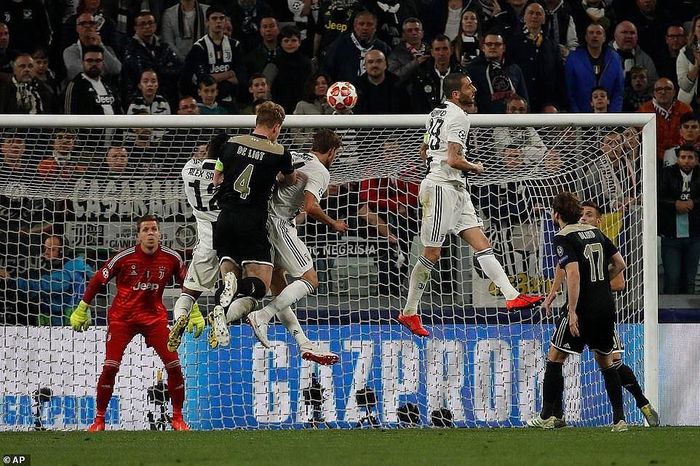 de Ligt trong tình huống ghi bàn ấn định chiến thắng cho Ajax
