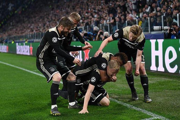 Niềm vui của các cầu thủ Ajax sau bàn nâng tỷ số lên 2-1 của De Ligt.