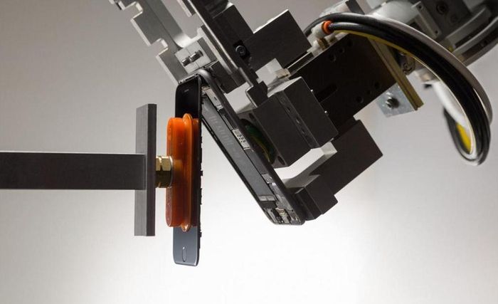 Robot tái chế được Apple giới thiệu năm 2016 khiến nhiều người ngạc nhiên khi có thể tự động tách rời các bộ phận của một chiếc iPhone. Ảnh: Apple.