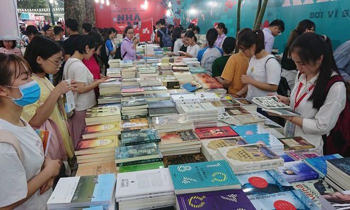 Các bạn trẻ tìm đọc sách tại ngày hội sách Việt Nam lần thứ 6 ảnh: Như Ý