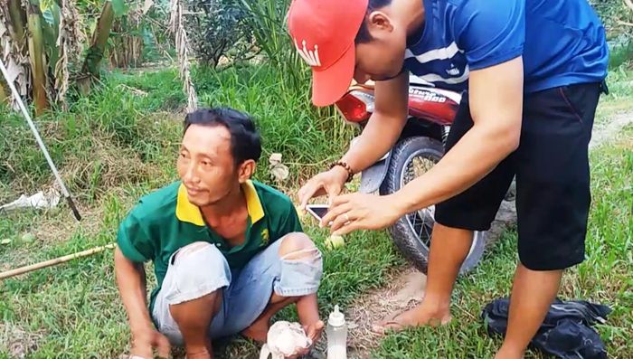 Nhiều người hiếu kỳ kéo đến dùng điện thoại chụp hình kỹ niệm